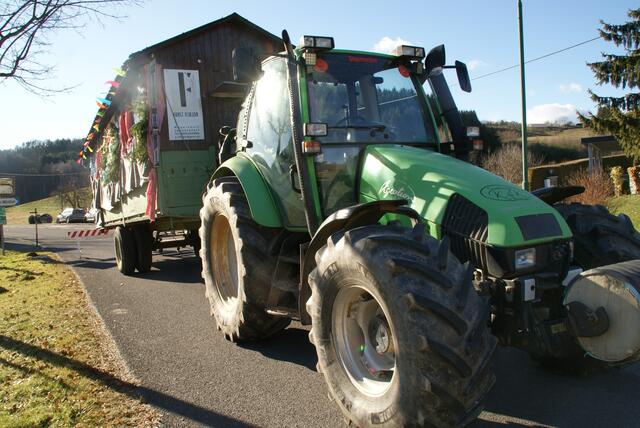 Der Wagen mit den Bauarbeitern wurde von einem leistungsstarken Traktor gezogen.  | Foto: Anna Maria Kaufmann