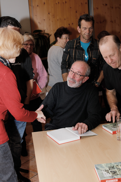 Großer Andrang bei der Signierstunde | Foto: Siegfried Gallhofer