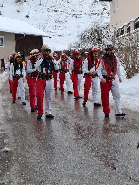Ellbögner Schellenschlager marschierten ein. | Foto: Pfurtscheller 