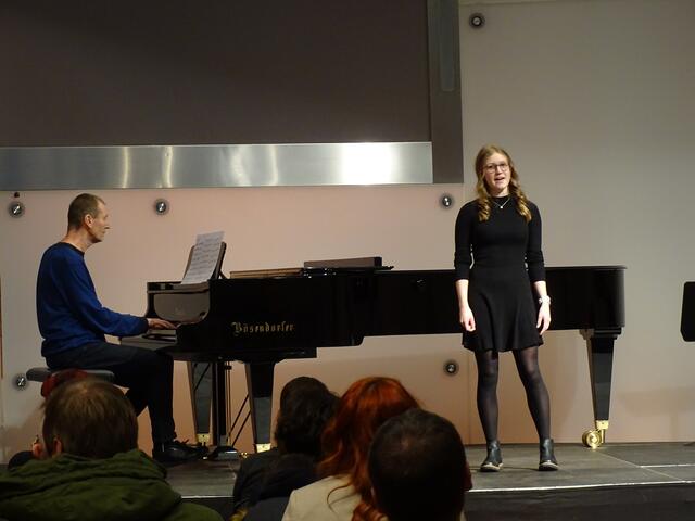 Christian Ecker begleitet Sängerin Hannah Aigner am Klavier | Foto: Simon Glösl