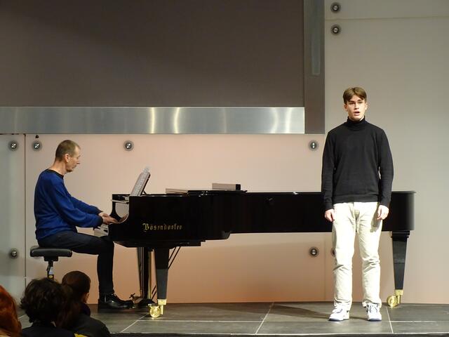 Christian Ecker begleitet Sänger Linus Amenitsch am Klavier | Foto: Simon Glösl