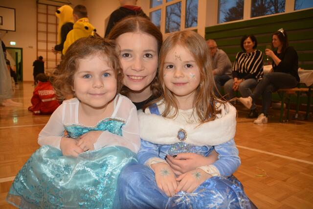 Zwei kleine Elsas posierten mit Wednesday Adams. | Foto: Jennifer Flechl