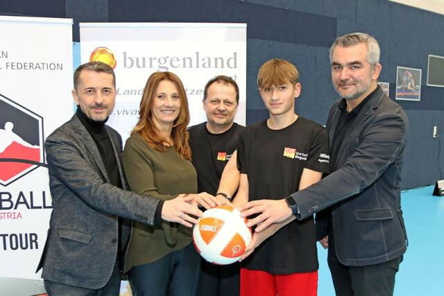 (v.l.n.r.): Georg Pangl (Präsident TEQBALL-Burgenland), Alexandra Koncar (Präsidentin des Österreichischen TEQBALL-Verbandes), Roland Hamm (Vater, Coach und Trainer von Alexander Hamm), Alexander Hamm (TEQBALL-Aushängeschild des Burgenlandes) und Sportlandesrat Heinrich Dorner im Landessportzentrum VIVA in Steinbrunn. | Foto: LMS