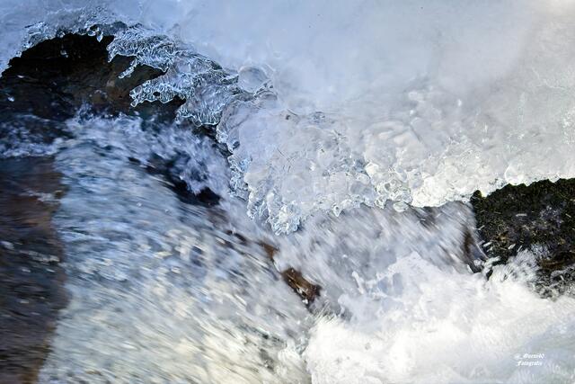 .........hier hat sich der Schnee zu Eis gebildet ......