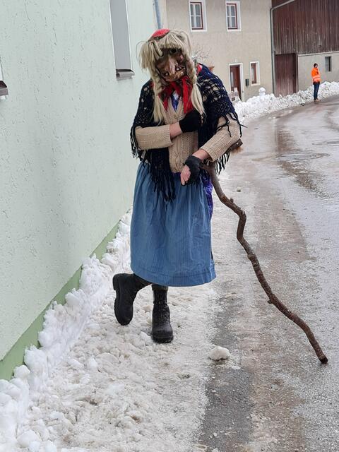 Eine der fetzigen Hexen schon bereit für den Start  | Foto: Pfurtscheller 