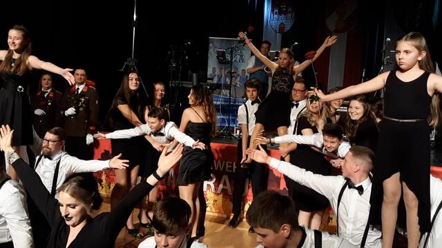 Die Polonaise des Feuerwehrballes in Murau war ein Highlight und beeindruckte die Gäste. | Foto: Anita Galler