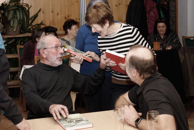 Viel Freude und gute Unterhaltung bei der anschließenden Signierstunde | Foto: Siegfried Gallhofer