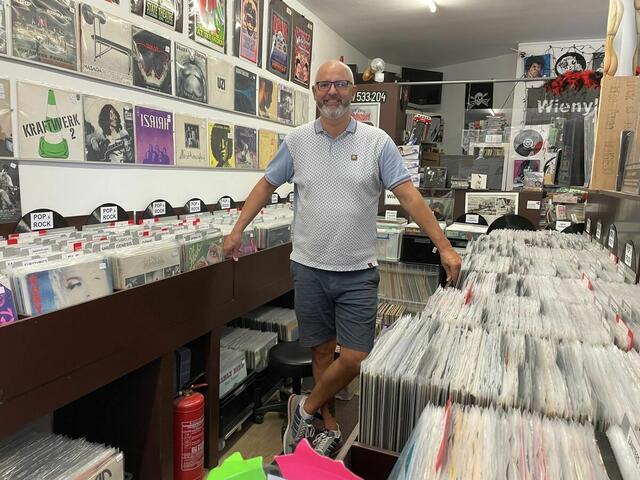Nikolaus Kühböck sammelt selber gerne Vinyl und hat sein Hobby zum Beruf gemacht. Seine raren Platten sind heiß begehrt.  | Foto: Patricia Hillinger
