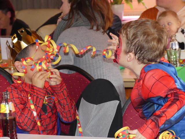 Kindermaskenball im "Aufriss" in Hofstetten | 05.02.2023
Sebastian und Lukas spielten mit den Luftschlangen! | Foto: Nina Taurok