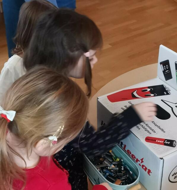 So sieht die "Hermitleer"-Box aus: Die Kinder wissen mittlerweile, dass sie Batterien hier entsorgen sollen. | Foto: KK