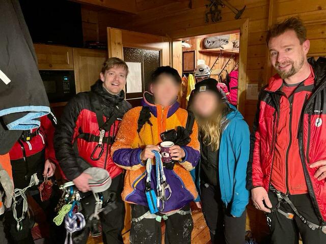 Gerettet! Der 23-Jährige mit seiner Freundin in der Hütte der Bergrettung Grünbach.