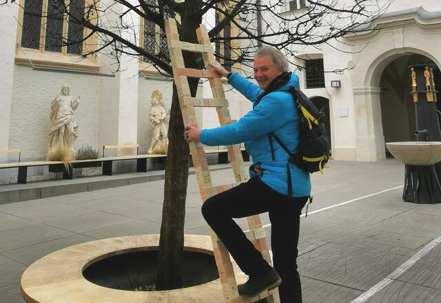 Der Künstler Robert Hautz hat seine "Dankes-Leiter" aus 400 Dankesbotschaften geschaffen und will so zu einem dankbaren Leben animieren. | Foto: M. Murg