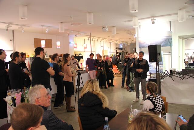 Bei der Eröffnung der POP UP Idee des Vereins "Alls Guat" waren zahlreiche Gäste und Interessierte anwesend! | Foto: Thurner