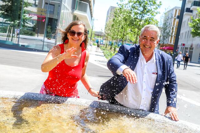 Ulli Sima und Ernst Nevrivy freuten sich schon im Sommer über die zusätzliche Begrünung.  | Foto: PID/Christian Fürthner