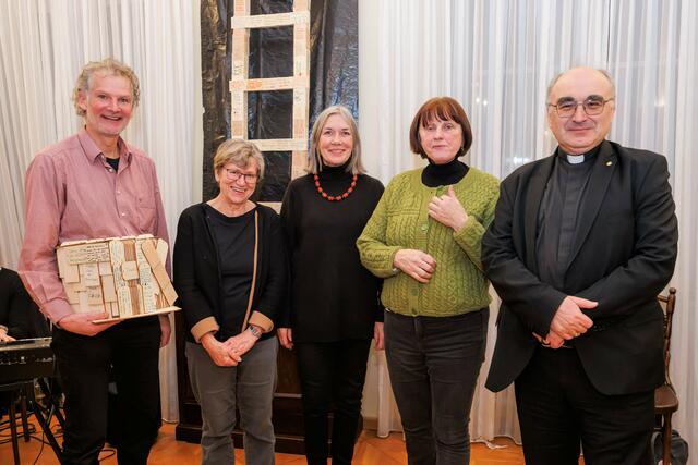 Kircheneckleiter Robert Hautz, die Kircheneckmitarbeiterinnen Elfriede Wagner, Monika Walcher, Luise Dobler sowie Bischof Wilhelm Krautwaschl (v.l.) stellten die "Danke-Leiter zum Himmel" vor. | Foto: G. Neuhold