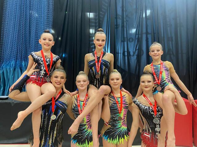 Celina Loidl, Elena Kellner, Mia Luisa Eichinger, unten Emily Schramek, Milena Haag, Anja Zigler, Livia Haizinger | Foto: Sportakrobaten Krems