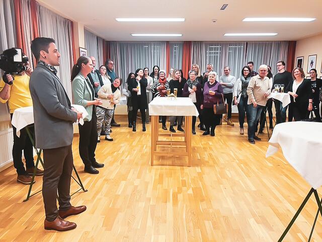Rund 130 Kunstinteressierte strömten am 27. Jänner 2023 ins "Jufa Hotel Lungau" nach St. Michael im Lungau, wo es die Vernissage zur Ausstellung von Josef Maier  | Foto: (c) Josef Maier