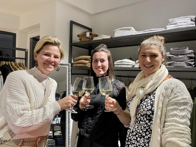 Freude bei den Kundinnen, zum Eröffnungs-Shopping gabs auch Prosecco | Foto: Anja Fischer