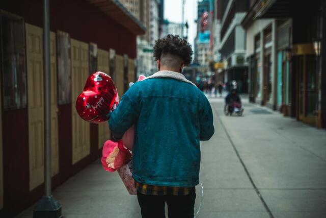 Der Valentinstag wird vielfach zum Anlass genommen, um die Partnerin oder den Partner mit kleinen Aufmerksamkeiten zu überraschen.  | Foto: Unsplash/ibuki tsubo