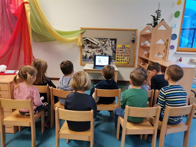 Die Kinder des Unterburger Kindergartens sind gerade dabei, das Bilderbuch-Kino zu entdecken. | Foto: KK