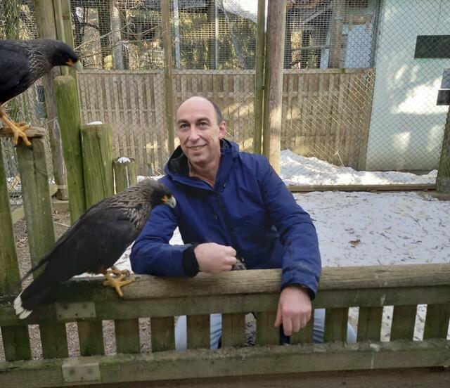 "Nächste Woche beginnen wir wahrscheinlich mit den Reparaturarbeiten", sagt Emanuel Zupanc, der Betreiber des Vogelparks am Turnersee, der hier mit zwei Falklandkarakara zu sehen ist. | Foto: Vogelpark Turnersee