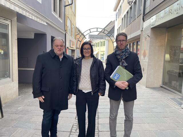 Wirtschaftsreferent Bürgermeister Martin Treffner, Marketing-Verantwortliche der Stadtgemeinde Stadträtin Andrea Pecile und Ed Wohlfahrt, Ansprechpartner für Interessenten in Feldkirchen (v.l.) | Foto: MeinBezirk.at