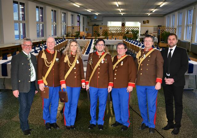 Der Vorstand der Artillerie-Traditionskapelle rund um Obmann Günter Rath (M.) mit Bezirksobmann Franz Monschein (l.) und Feldbachs Vizebürgermeister Christian Ortauf. | Foto: Artillerie-Traditionskapelle