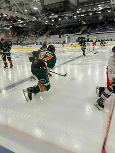 (Archivfoto) Impression aus dem Spiel Dark Green Ravens versus EHC Lokomotive Untersberg,  im Salzburger Volksgarten, am 19. November 2022. | Foto: Florentiene Macheiner