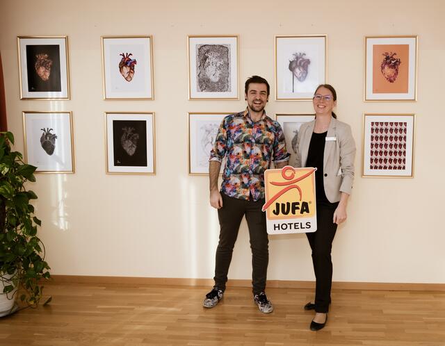 Künstler Josef Maier mit Martina Lerchner-Kovryhin (Hoteldirektorin Jufa Hotel Lungau) | Foto: (c) Josef Maier