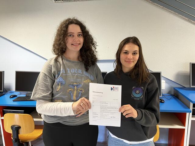 Hanna Grießer (l.) und Letizia Vuljaj unterstützen den Obst- und Gartenbauverein Ötztal im digitalen Bereich. | Foto: Parth