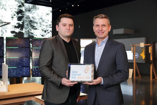 Safer Internet-Experte Alen Velagic und Jugend-Landesrat Wolfgang Hattmannsdorfer (ÖVP); | Foto: Land OÖ/Ernst Grilnberger