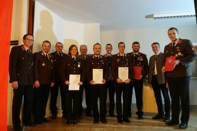 Im Rahmen der Vollversammlung wurden verdiente Kameraden geehrt. | Foto: FF Atzbach