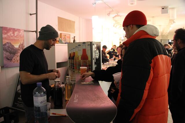 Bergbrauer Roman versorgte die BesucherInnen mit seinem selbstgebrauten Bier sowie selbstgemachter Limonade. | Foto: Thurner