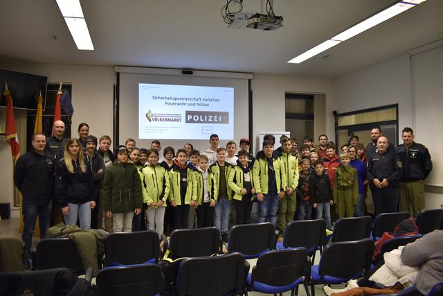 Feuerwehrjugend des Abschnittes Völkermarkt-Wallersberg mit Jugendbeauftragten und den Polizisten Rudolf Stiff, Denise Sturm und Patrick Pistotnik | Foto: RegionalMedien