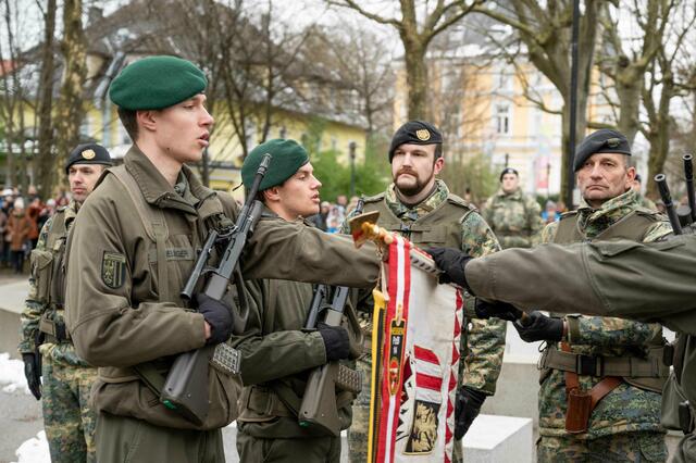 Vor der Welser Stadthalle sprachen die Rekruten ihr Gelöbnis auf die Republik Österreich. | Foto: Bundesheer/Unterbuchberger