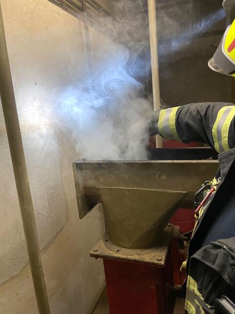 Im Bereich der Förderschnecke wurde eine leichte Rauchentwicklung festgestellt. | Foto: FF Waidhofen/Thaya