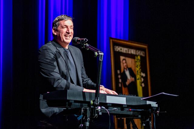 MIt einer Mischung aus Kabarett und Musik traf Viktor Gernot beim Publikum genau ins Schwarze. | Foto: Michael Blinzer