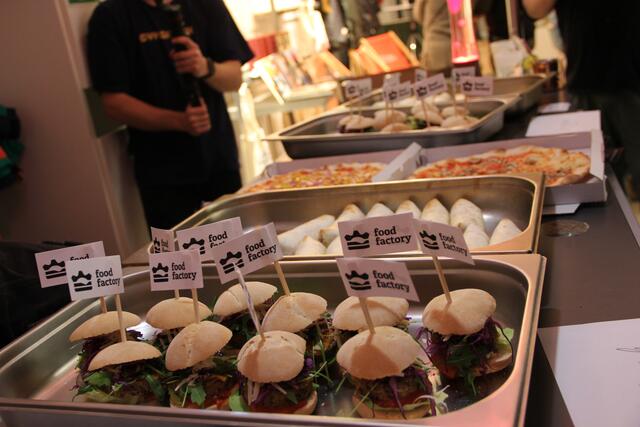 Die Food Factory versorgte die BesucherInnen mit vegetarischen und veganen Speisen.  | Foto: Thurner