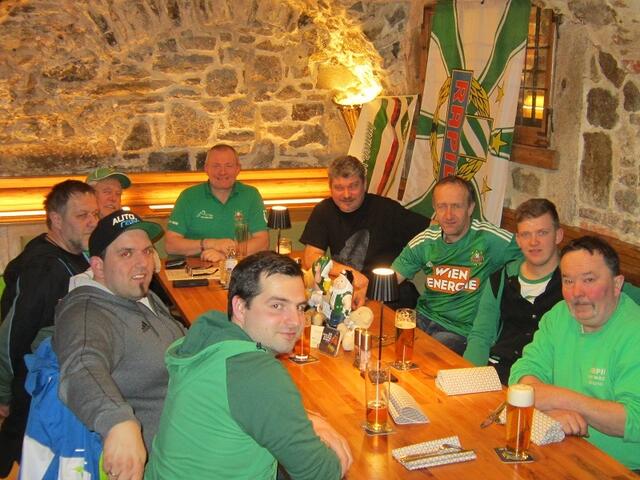 Die Rapid-Fans trafen sich zum Austausch im Stiftskeller Schlägl.  | Foto: Helmut Seidl