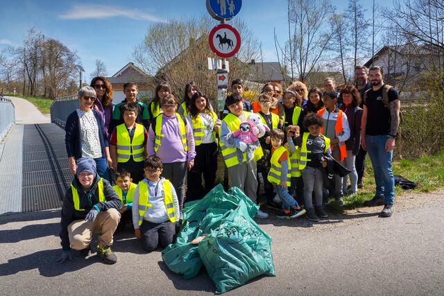 Für die Landschaftssäuberungsaktion im März ersucht die Stadt Braunau wieder um Mithilfe. Im Bild eine Gruppe der Sozialen Initiative Braunau bei ihrem tatkräftigen Einsatz im Vorjahr.  | Foto: privat