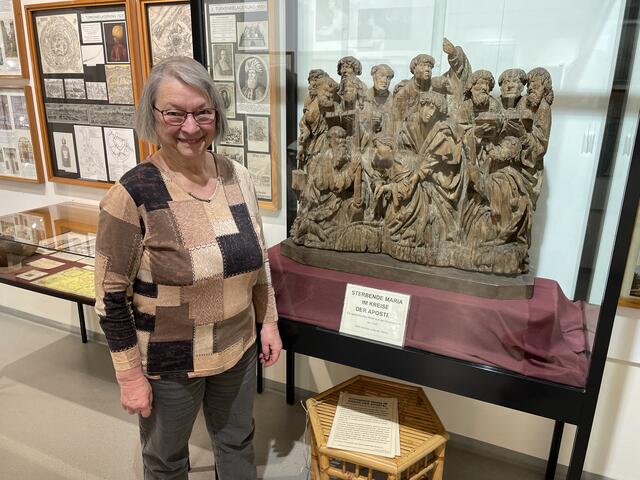 Das wohl wertvollste Stück im Bezirksmuseum: Die "Sterbende Maria im Kreise der Apostel". Aber natürlich behütet Weis jedes Stück mit Argusaugen. | Foto: Johannes Reiterits