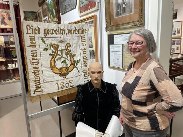 Kontakte pflegt Weis auch mit anderen Museen und Historikern. Diese Exponate wurden per Zufall in Niederösterreich gefunden und erzählen die Geschichte des Musikvereins Gersthof. Wie sie dort hin gelangt sind bleibt - wie so oft - ein Rätsel. | Foto: Johannes Reiterits