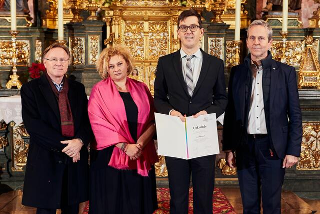 Lukas Kocik ist Radioonkologe im Ordensklinikum Linz. Von links: Ärztlicher Direktor Michael Girschikofsky, Ärztliche Direktorin Elisabeth Bräutigam, Oberarzt Lukas Kocik, Geschäftsführer Stefan Meusburger. | Foto: Martin Wiesler