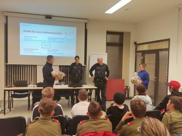 Bezirksjugendbeauftragter Harald Rupic bedankte sich bei Präventionsbeamten für informativen Vorträge für die Feuerwehrjugend. | Foto: BFKdo Völkermarkt