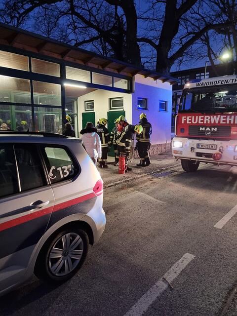 Auch die Polizei half beim Löschen. | Foto: FF Waidhofen/Thaya