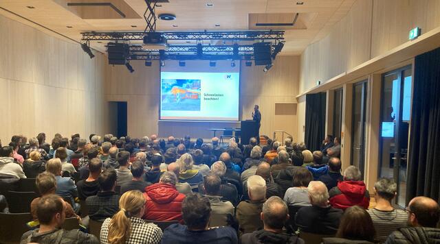 Klimastammtisch „Ja zur Sonne!“ der KLAR! Region Arlberg Stanzertal: Über 170 Interessierte waren ins Gemeindehaus Pettneu gekommen.  | Foto: © KLAR! Arlberg Stanzertal, Gasser-Mark