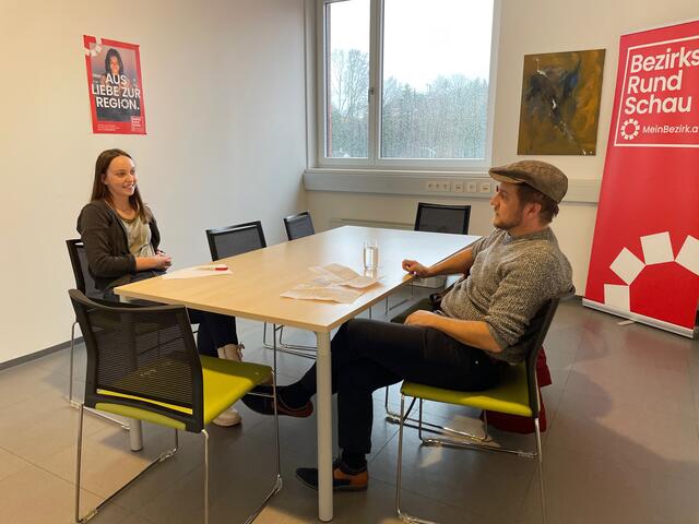 BRS Redakteurin Sarah Moser beim Interview mit Michael Huber. | Foto: BRS/Haslberger