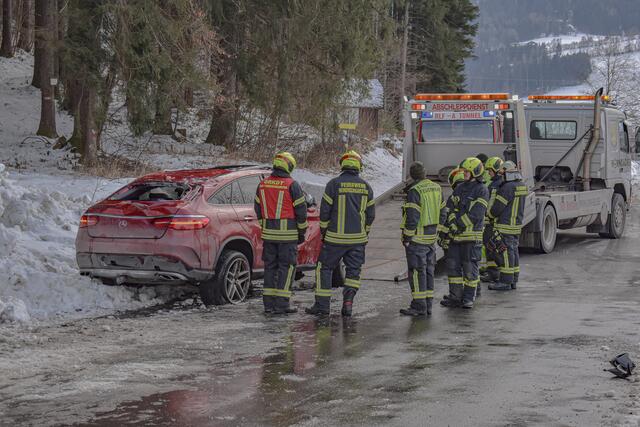 Die Einsatzkräfte der Feuerwehren Windischgarsten und Spital am Pyhrn wurden zu einem Verkehrsunfall mit einem flüchtigen Pkw im Gemeindegebiet von Windischgarsten alarmiert.  | Foto: TEAM FOTOKERSCHI.AT / RAUSCHER