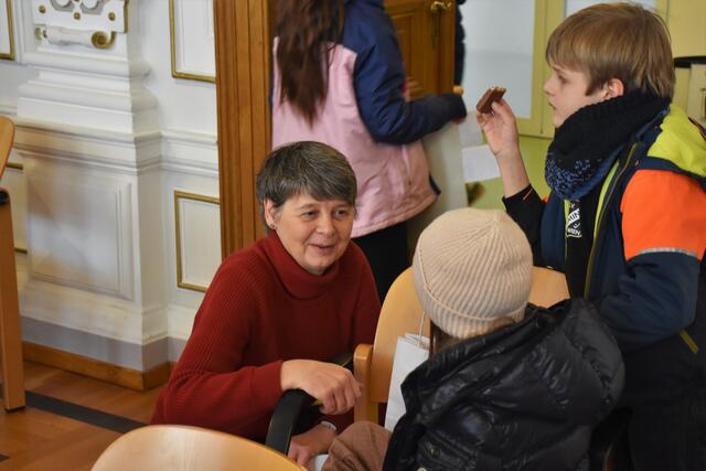 Bezirkschefin Silvia Nossek (Grüne) pflegt den engen Austausch. mit den jungen Währingern beim Kinder- und Jugendparlament. | Foto: BV18