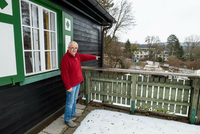 Hans Müller blickt direkt auf die matschige Baustelle.  | Foto: Markus Spitzauer